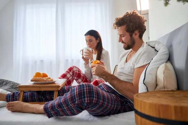 Jovem Casal Gosta Tomar Café Manhã Cama Seu Quarto Amor — Fotografia de Stock