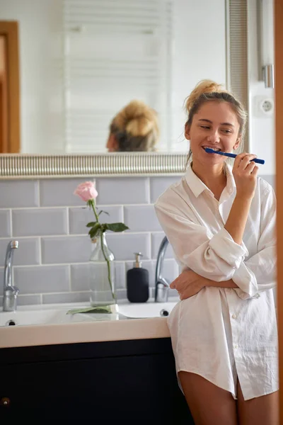 Glückliche Junge Aduly Kaukasische Blondine Denken Mit Lächeln Beim Zähneputzen — Stockfoto