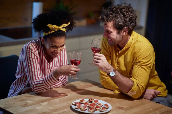 San Valentino Appuntamento Casa Concetto Isolamento Giovane Coppia Multietnica Che — Foto Stock