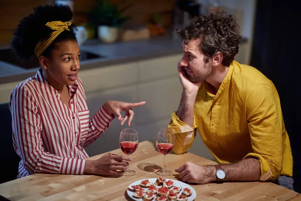 年轻的非洲裔美国女性 与白人男性进行对话 用食指指着他 坐在桌旁 — 图库照片