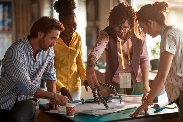 Eine Gruppe Junger Kreativer Einer Arbeitsatmosphäre Büro Beobachtet Neue Gadgets — Stockfoto