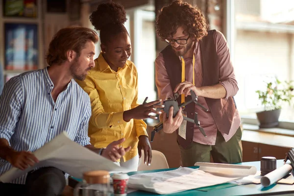 Een Groep Jonge Creatieve Mensen Een Werksfeer Kantoor Observeren Drone — Stockfoto