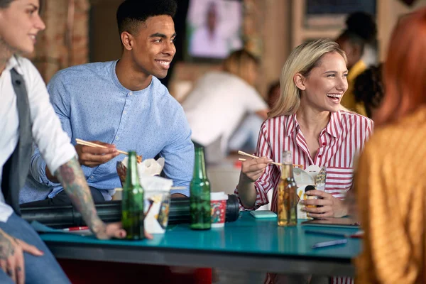 Young Colleagues Having Good Time Lunch Break Cheerful Atmosphere Office — Stockfoto