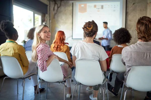 Young Woman Posing Photo While Enjoying Her Colleague Presentation Pleasant — Foto de Stock