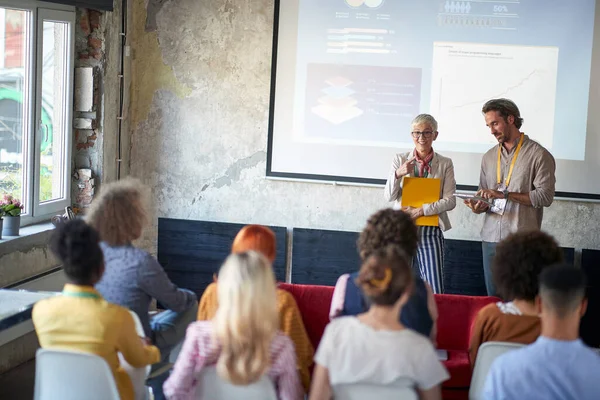 Cég Munkatársai Kellemes Hangulatú Előadást Tartanak Konferenciateremben Munkavállalók Iroda Munka — Stock Fotó