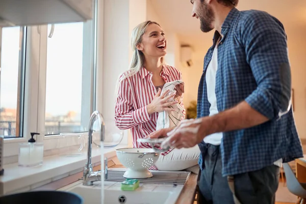 Young Caucasian Adult Couple Love Having Fun While Washing Dishes — Stock Photo, Image