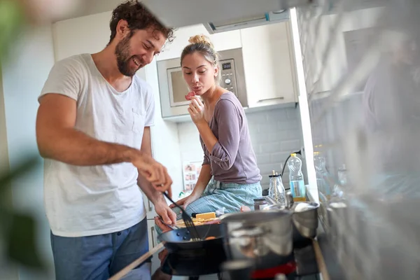 Schöne Junge Kaukasische Paar Spaß Der Küche Bärtiger Kerl Frühstückt — Stockfoto