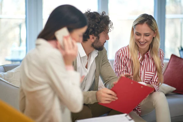 Group Young Business People Relaxed Atmosphere Meeting Having Friendly Conversation — Foto de Stock