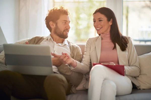 Young Cheerful Business Couple Relaxing Bed Enjoying Laptop Content Work — Stok fotoğraf