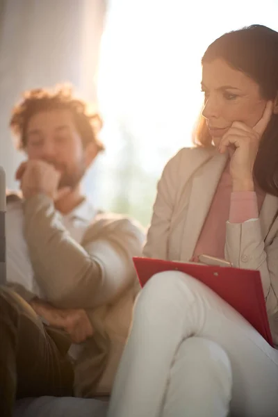 Bezorgde Blanke Vrouw Met Map Mobiele Telefoon Haar Schoot Denken — Stockfoto