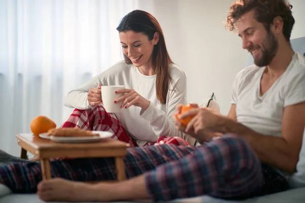 Egy Szerelmes Fiatal Pár Ágyban Reggelizik Hálószobájukban Szerelem Kapcsolat Együtt — Stock Fotó