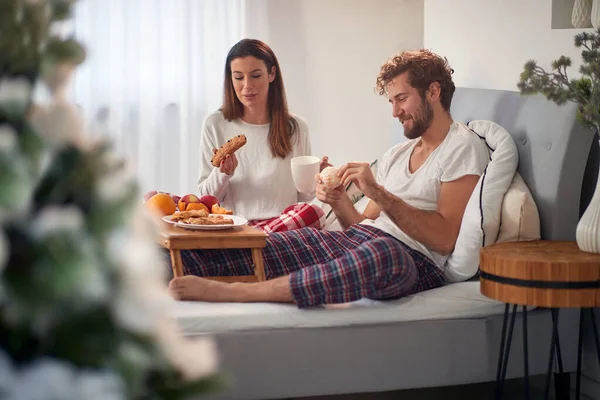 Jovem Casal Adulto Tomando Café Manhã Cama — Fotografia de Stock