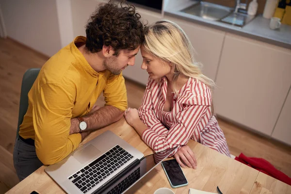 若い孤独な夫婦は家で働きながら抱き合い 互いの頭を傾けた 家から仕事 Covid ロックダウン — ストック写真