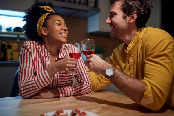 Giovane Coppia Multietnica Che Brinda Con Bicchieri Vino Guardandosi Sorridendo — Foto Stock