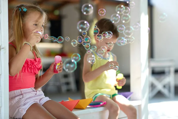 Mignonne Petite Fille Enseignant Son Frère Comment Faire Des Bulles — Photo