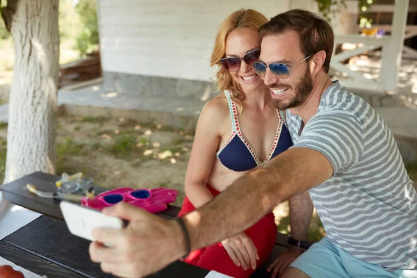 Jovem Casal Adulto Caucasiano Tomando Selfie Sentado Banco Quintal Sorrindo — Fotografia de Stock