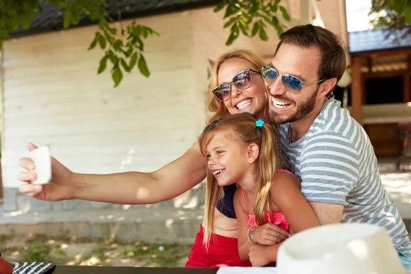 Jovem Família Caucasiana Três Tomando Selfie Quintal — Fotografia de Stock