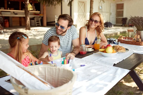 Familia Reunida Divirtiéndose Desayuno Aire Libre Niño Menor Aprendiendo Dibujar — Foto de Stock