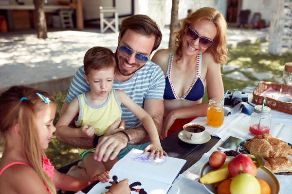 Zus Tonen Aan Een Broer Hoe Tekenen Aan Buitentafel Ontbijten — Stockfoto