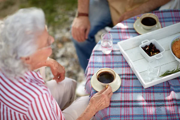Detail Eines Älteren Paares Das Draußen Frühstückt Und Kaffee Trinkt — Stockfoto