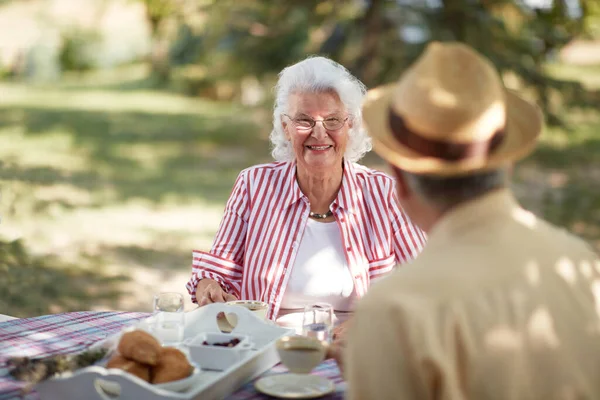 Niedlichen Kaukasischen Älteren Paar Genießen Freien Frühstück Und Kaffee — Stockfoto