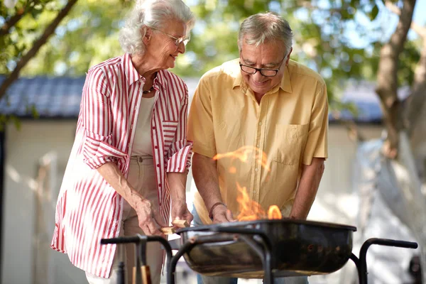 Älteres Kaukasisches Ehepaar Macht Feuer Zum Grillen — Stockfoto