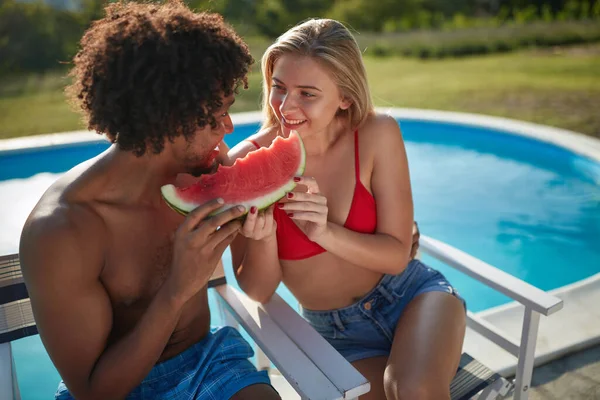 Junges Multiethnisches Paar Das Pool Sitzt Und Gemeinsam Eine Scheibe — Stockfoto