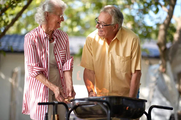 Ältere Kaukasische Paare Schauen Einander Lächelnd Während Sie Feuer Zum — Stockfoto