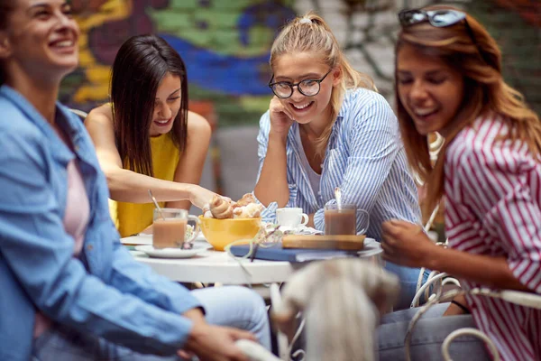 Grupo Jóvenes Caucásicas Adultas Amigas Socializando Cafetería Aire Libre Bebiendo —  Fotos de Stock