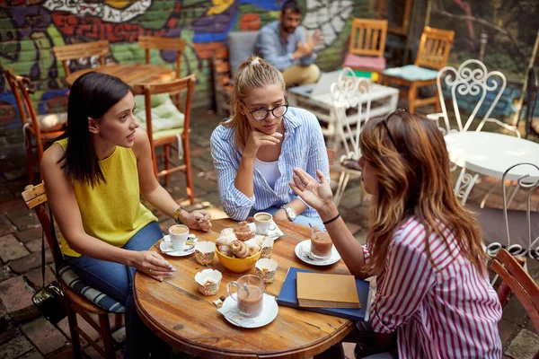 Grupo Jóvenes Amigas Caucásicas Adultas Hablando Riendo Cafetería Aire Libre — Foto de Stock