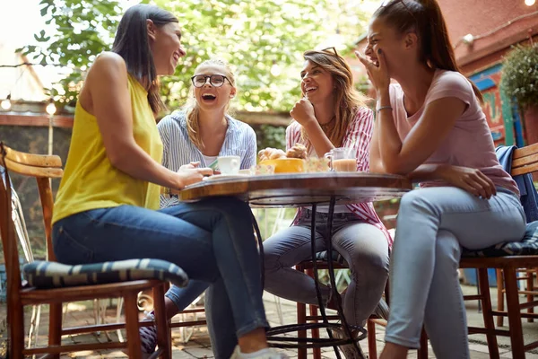 Ομάδα Χαρούμενες Χαλαρές Καυκάσιες Φίλες Κάθονται Υπαίθριο Καφέ Γελώντας — Φωτογραφία Αρχείου