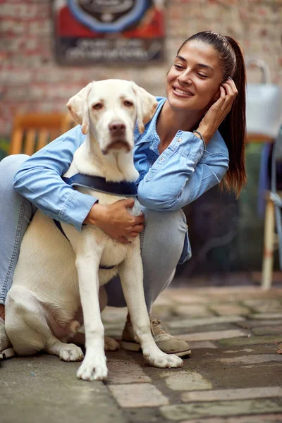 Retrato Uma Bela Jovem Mulher Abraçando Olhando Para Seu Cão — Fotografia de Stock