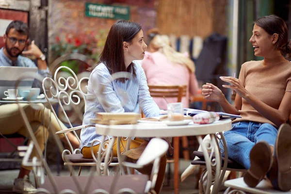 Young Adult Caucasian Woman Shocked News Her Female Friend Telling — Stock Photo, Image