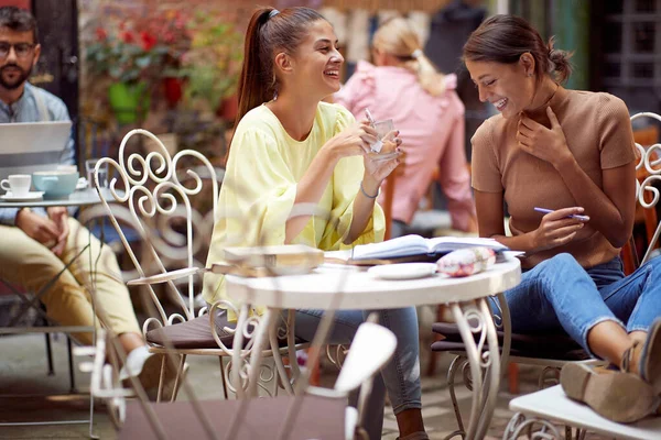 Молодые Взрослые Женщины Учатся Вместе Кафе Открытом Воздухе Смеются — стоковое фото