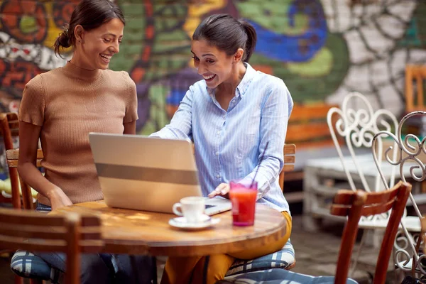 Joven Mujer Caucásica Adulta Mostrando Algo Computadora Portátil Amiga Sonriendo —  Fotos de Stock