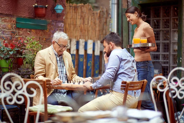 Dois Homens Jovens Idosos Jogando Xadrez Café Livre Pensando Com — Fotografia de Stock