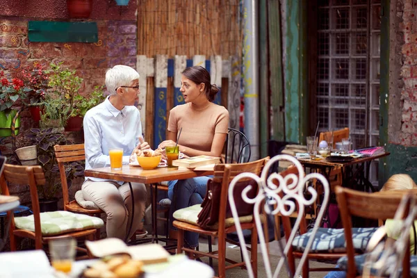 Conversa Séria Entre Duas Mulheres Caucasianas Idosas Jovens Olhando Umas — Fotografia de Stock