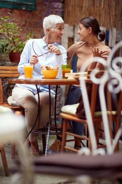 Mujeres Emocionadas Ancianos Jóvenes Hablando Mirándose Sonriendo Concepto Buenas Noticias —  Fotos de Stock