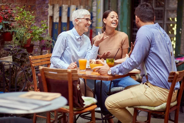 Mujer Anciana Conversando Con Una Joven Adulta Novio Sonriendo Desayunando — Foto de Stock