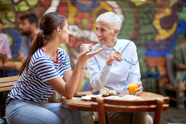 Kaukasische Volwassen Dochter Moeder Relatie Concept Jong Mooi Brunette Praten — Stockfoto