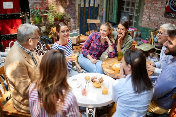 Grupo Jóvenes Caucásicos Personas Mayores Hombres Mujeres Sentados Juntos Cafetería —  Fotos de Stock