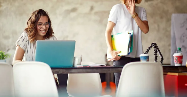 Een Jonge Vrouw Van Plan Werktijd Een Aangename Sfeer Kantoor — Stockfoto