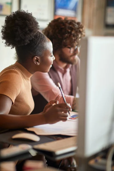 Junge Kollegen Arbeiten Angenehmer Atmosphäre Büro Zusammen — Stockfoto