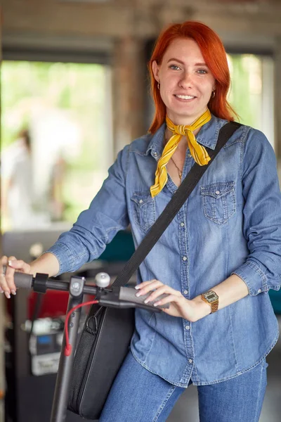 Eine Junge Schöne Mitarbeiterin Mit Roller Posiert Für Ein Foto — Stockfoto