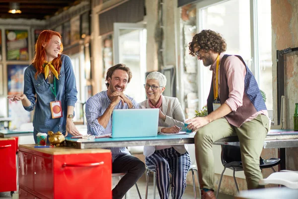 Grupo Jóvenes Empleados Creativos Está Pasando Buen Rato Con Jefe — Foto de Stock