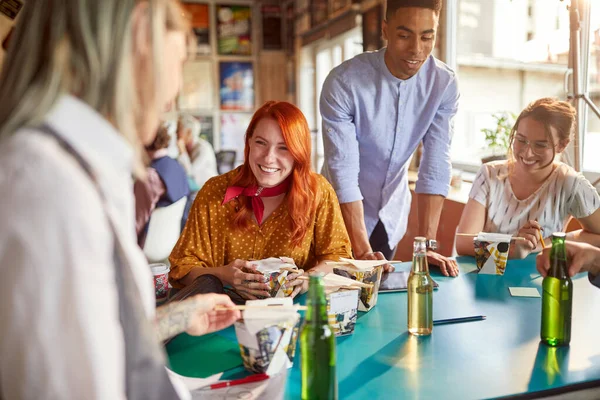 Grupp Unga Kreativa Medarbetare Njuter Lunchrast Vänlig Atmosfär Kontoret — Stockfoto