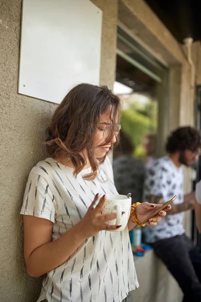 Eine Junge Frau Genießt Einer Pause Entspannter Atmosphäre Vor Dem — Stockfoto