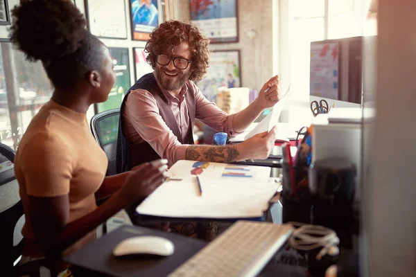 Jeune Homme Dans Une Ambiance Agréable Bureau Apprécie Travailler Avec — Photo