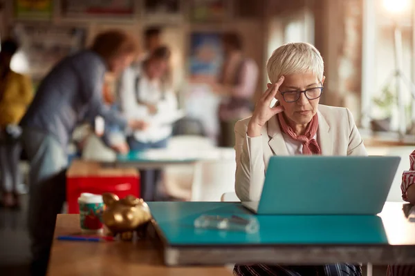 Elderly Female Office Employee Focused Work Laptop Working Atmosphere — Stock Photo, Image