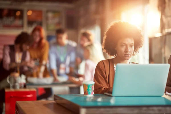 Mulher Bonita Jovem Uma Atmosfera Agradável Escritório Está Focada Trabalho — Fotografia de Stock